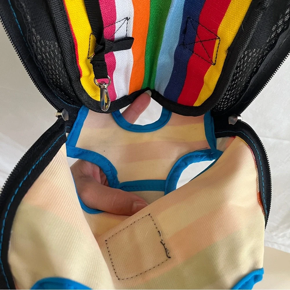 Calabaza Pets carrier backpack for small cats or dogs, adjustable straps.